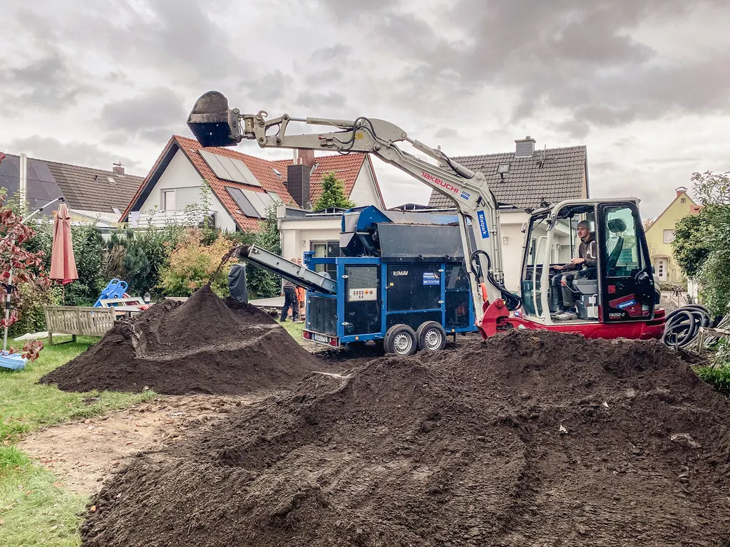 Bagger und Siebanlage beim Bodenaushub