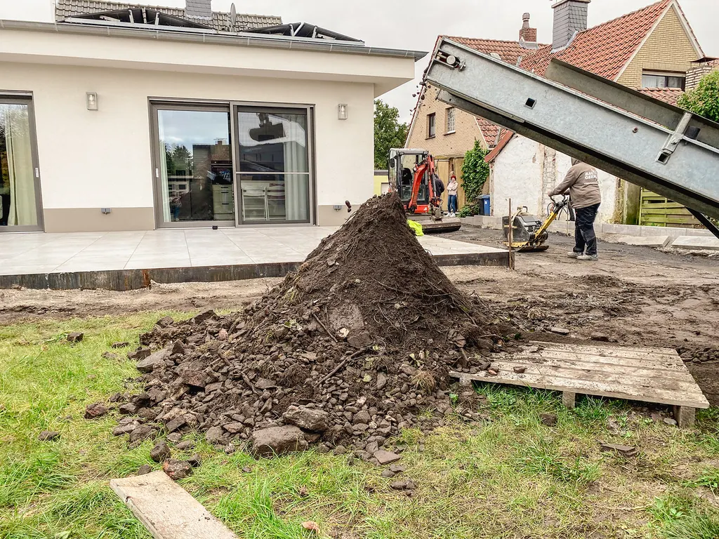 Boden wird über ein Förderband aufgeschüttet