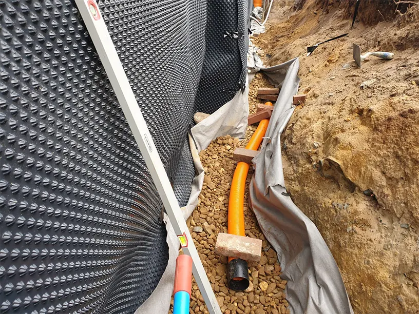 Drainage an einer Kellerwand mit Noppenbahn